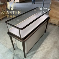 Comptoir de présentation en verre incurvé de luxe Vitrine de bijoux de décor de magasin Vitrine de vitrine entièrement assemblée pour magasin de diamants