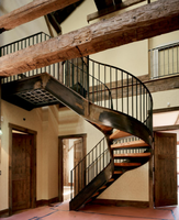 Solution d'escalier courbé sur mesure OEM ODM avec finition en bois dur de qualité supérieure pour maison duplex de luxe, escalier en colimaçon en bois