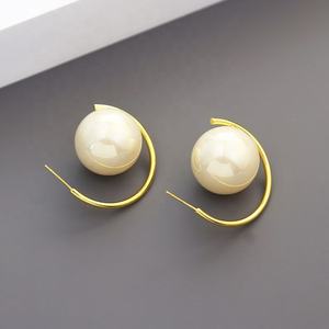 European American Women's Simple Design Trendy White <b>Pearl</b> <b>Earrings</b> High-End Luxury with Exaggerated Light Tones Wholesale - Product Image 1