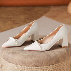 Escarpins Mary Jane à bout pointu, talon carré, en satin, avec décoration de perles, chaussures de mariage - Product Image 1