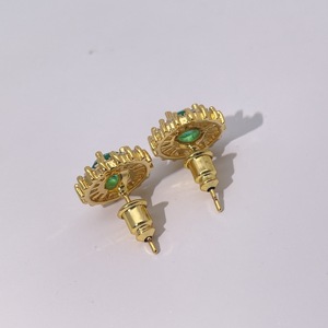 Pendientes de Botón Clásicos y Elegantes de Lujo para Mujer de Tianyu Gems, Hechos de Latón Chapado en Oro con Circonita Verde y Blanca con Corte Esmeralda - Product Image 3