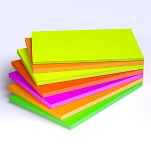 Papier vélin sans bois fluorescent coloré en rouleau géant auto-adhésif pour l'impression de pistolets à étiquettes et les étiquettes de prix - Product Image 2
