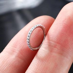 Gaby Piercing Septum Clicker in Titanio ASTM F136 G23 con Perla, Segmento per Trago, Anelli per Naso, Gioielli in Titanio - Product Image 2