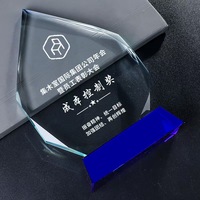 Usine en gros k9 modèles d'iceberg en cristal vierge bouclier logo gravé au laser personnalisé trophée en verre de cristal récompenses pour événement sportif