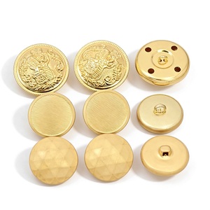 Boutons ronds en métal doré avec logo en relief et motif diamant pour costume de smoking classique, veste et blazer - Product Image 3