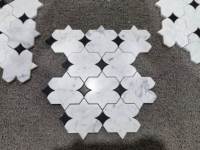 Marbre blanc de Carrare de conception jet d'eau bon marché avec carreaux de mosaïque en marbre d'onyx noir pour la décoration des murs et des sols