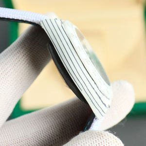 Montre personnalisée à cadran tendance et polyvalente en fibre de carbone légère avec un aspect technologique, idéale pour les montres de sport haut de gamme - Product Image 4