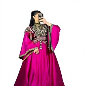 Lujoso vestido tradicional de satén dorado hasta el suelo con mangas acampanadas dramáticas elegante tela sedosa y Frente delicado - Product Image 1