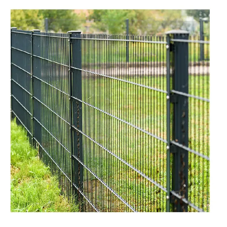 Strict process requirements curvy wire mesh fence gate for cattle shed construction