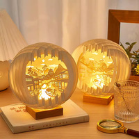 Lampe de chevet ronde en papier/bois gravée sur mesure, décoration d'intérieur, cadeau d'anniversaire ou de célébration