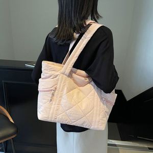Sacs à main pour femmes, sacs fourre-tout en duvet rose pour les voyages et les courses en plein air, logo personnalisé - Product Image 3