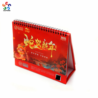 Calendario de Escritorio Chino de 12 Meses con Temática Familiar, Tapa Dura, Papel con Relieve Dorado y Superficie Barnizada, Empaquetado en Cartón