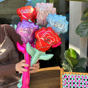 Ballon en aluminium en forme de bouquet de roses Cadeau en plastique pour mère amante ou petite amie pour les propositions de mariage ou les événements du centre commercial - Product Image 4