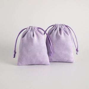 Bolsa de Terciopelo Negra Personalizada al por Mayor con Cordón y Logotipo Impreso, 7x9cm, Contenedor Portátil para Joyas - Product Image 3
