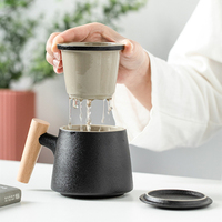 Vente en gros de tasses à thé en céramique blanche et noire avec infuseur et couvercle, personnalisées, de style chinois, avec poignée en bois