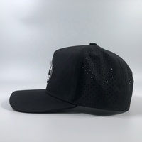 Casquette de baseball découpée au laser OEM de haute qualité tendance noire à 5 panneaux en polyester imperméable à l'eau Casquette de sport personnalisée en caoutchouc PVC avec logo