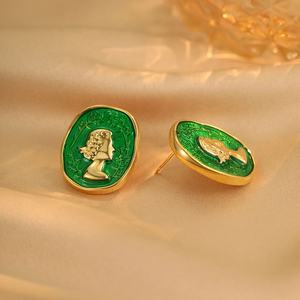 Boucles d'oreilles clous en cuivre plaqué or style coréen rétro avec zircon taille princesse et motif géométrique en relief – Idéal comme cadeau - Product Image 6