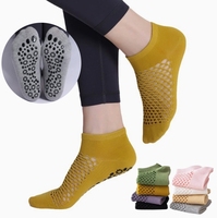Vente en gros de chaussettes de yoga antidérapantes en maille pour femmes chaussettes de cheville antidérapantes pour la gymnastique chaussettes de pilates évidées avec logo personnalisé