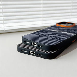 Coque de protection antichoc pour iPhone 17 avec motif <span class=keywords><strong>fibre</strong></span> de carbone et protection d'objectif <span class=keywords><strong>orange</strong></span> premium - Product Image 2