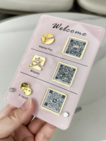 Support de Présentoir de Table en Acrylique Formes Personnalisées Panneau Acrylique Imprimé UV avec Codes QR Réseaux Sociaux