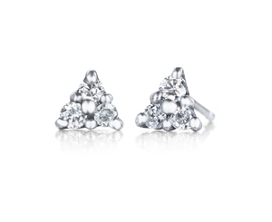 Pendientes de tuerca triangulares elegantes y glamurosos con seis diamantes naturales brillantes engastados en oro blanco macizo de 18 quilates. - Product Image 3