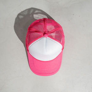 Casquette Trucker Sportive 6 Panneaux Personnalisable en Gros, Perforée au Laser, 100% Polyester Velours et Maille, Casquette Vierge en Stock - Product Image 3