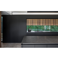 Meubles de cuisine modulaires modernes et durables avec éclairage LED en verre, construction personnalisée en contreplaqué, grand îlot de cuisine, robinet et salle à manger