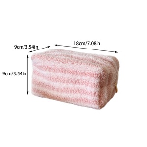 Sac de maquillage rayé en laine d'agneau coton personnalisé fermeture éclair étiquette de lavage doux pour l'hiver sac cosmétique 8 pouces usine vente en gros - Product Image 3