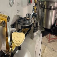 Machine d'emballage automatique et personnalisée pour chocolats en forme de cœur, avec fonctionnement continu et feuille de chocolat pliable