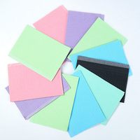 Écharpe en papier dentaire multicolore Bavoir médical jetable à trois couches imperméable pour le traitement dentaire