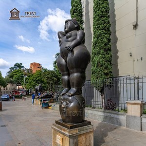 Escultura de Bronce TREVI de Fernando Botero, Estatua de Dama Gorda de Pie sobre una Cabeza, para Decoración de Plazas Exteriores y Jardines de Museos - Product Image 4