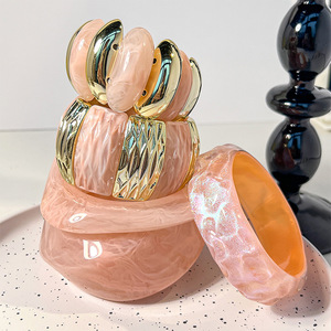 Kaimei <span class=keywords><strong>2025</strong></span> Đồ Trang Sức Thời Trang Mới Nước Gợn Lưới Màu Hồng Nhuộm Thông Tư Nhựa Vòng Đeo Tay Sóng Màu Hồng Long Lanh Acrylic Nhựa Vòng Đeo - Product Image 2