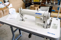 Machine à coudre industrielle d'occasion Jukis DDL-8100e Machine à coudre à point droit à aiguille simple à grande vitesse avec table