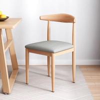 Chaise de salle à manger classique en cuir personnalisée, chaise de salle à manger empilable en bois de frêne de style nordique de luxe pour restaurant
