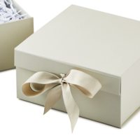 Umwelt freundliche Geschenk box aus starrem Karton mit wasserdichter UV-Beschichtung High-End-Verpackung Band verschluss aus recycelbaren Materialien