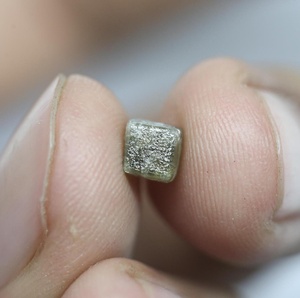 เพชรดิบสีเขียวธรรมชาติ 1.39 กะรัต รูปทรงลูกบาศก์ สำหรับคอลเลกชันเครื่องประดับสุดหรู Dream Diamond รุ่นขายดี - Product Image 3