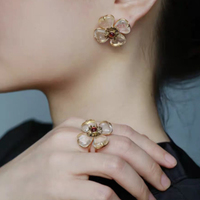 Ensemble de bijoux en laiton plaqué or 18 carats, motif fleur à quatre pétales, incrustation de pierres précieuses, boucles d'oreilles avec tiges en argent 925 et bague assortie