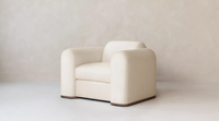 Fauteuil d'appoint de luxe en style modernisme français, silhouette sculpturale, dossier arrondi, coussins en plumes, fauteuil de salon intérieur moelleux