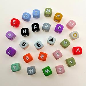 Perles en silicone de qualité supérieure, irrégulières, luminescentes, de qualité alimentaire, noires et blanches, avec lettres anglaises pour la dentition - Product Image 3