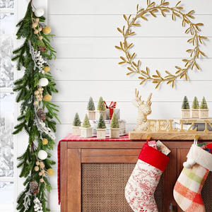 Guirlande de Noël Artificielle Classique, Durable et Réutilisable, en Pin Vert Éternel avec <span class=keywords><strong>Baies</strong></span> Blanches, Accents Dorés et Cônes de Pin pour Cheminée - Product Image 5