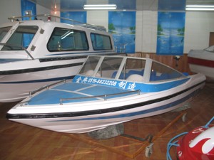 Yate Deportivo <span class=keywords><strong>de</strong></span> Fibra <span class=keywords><strong>de</strong></span> Vidrio para 8 Pasajeros con Motor Fuera <span class=keywords><strong>de</strong></span> Borda <span class=keywords><strong>de</strong></span> <span class=keywords><strong>Gasolina</strong></span> y Control Remoto para Pesca y Turismo - Product Image 1