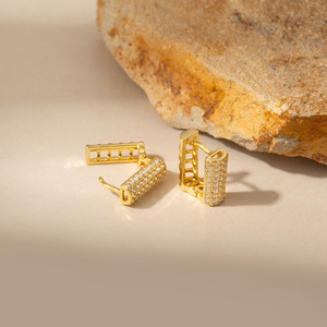 Pendientes de Aro con Forma de Cubo Dorado y Engaste de Garra, Joyería para Fiestas - Product Image 3