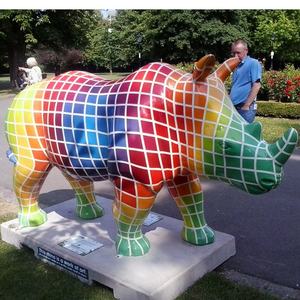 Statua di rinoceronte a grandezza naturale rossa in fibra di vetro di grandi dimensioni di vendita calda - Product Image 3