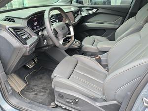 <span class=keywords><strong>Audi</strong></span> Q4 E-tron 40 SUV électrique d'occasion 2024, longue autonomie, véhicule électrique intelligent, prêt à l'exportation, gris sur noir - Product Image 4