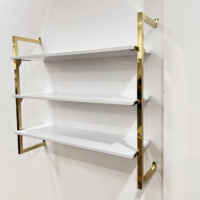 Étagères de présentation de chaussures personnalisées pour vitrine de magasin, mur, en acier inoxydable doré, MDF, pour trois niveaux