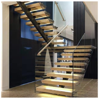 Escalier sur mesure à monopoutre avec marches en bois massif et garde-corps en verre dépoli