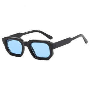 Lunettes de soleil carrées classiques unisexes avec logo personnalisé, monture en PC orange tendance, verres en acrylique, protection UV400, boîte petite et durable - Product Image 4