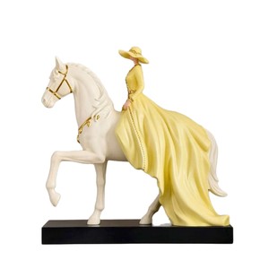 Scultura Artistica di Lusso Moderna e Discreta in Resina Sintetica, Raffigurante Principessa Equestre, Regalo Aziendale Creativo per l'Ufficio - Product Image 5