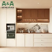 Buffet contemporain avec station café, rail en laiton, portes vitrées relevables, tiroirs, placard, four, réfrigérateur, couleur crème