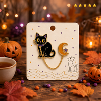 Halloween Schwarze Katzen-Brosche mit Mondanhänger, Weiche Emaille-Anstecknadel, Gruseliger Schmuck, Großhandel Anstecknadeln, Kundenspezifische Metallabzeichen, OEM-Fabrik